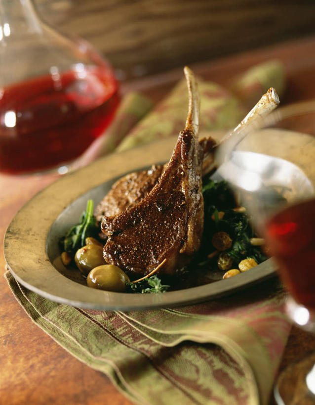 红酒,葡萄酒,无人,竖图,俯视,室内,特写,白天,烹饪,西餐,桌面,桌子,菠菜,蔬菜,杯子,餐具,阴影,花纹,朦胧,模糊,新鲜,反射,木制,布,碟子,高脚杯,盘,图案,影子,肉,料理,食品,红酒杯,酒类,布纹,猪肉,菜肴,美食,肉类,玻璃制品,酒,食物,饮料,一个,盘子,酒杯,木制品,碟,红葡萄酒,西式,佳肴,有机食品,绿色食品,单个,布匹,肉排,肉食,豚肉,玻璃杯,鹦鹉菜,鼠根菜,角菜,红嘴绿鹦哥,赤根菜,菠薐菜,波斯草,彩图,高角度拍摄