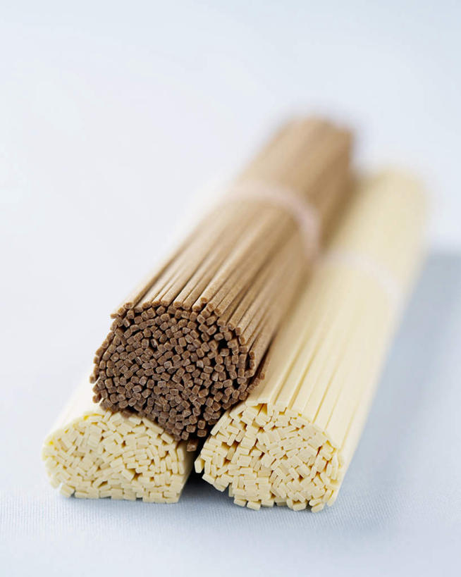 面食,面条,无人,竖图,俯视,室内,特写,白天,白色背景,捆扎,阴影,朦胧,模糊,反射,影子,面,褐色,三把,拉面,黄色,摄影,荞麦面,影棚,彩图,高角度拍摄,影棚拍摄,拍摄