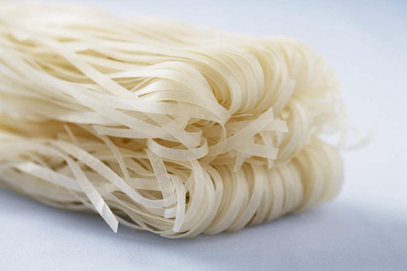 无人,横图,俯视,室内,特写,白天,白色背景,桌面,桌子,一堆,许多,捆扎,阴影,堆叠,堆积,反射,木制,影子,很多,米粉,木制品,摄影,影棚,堆,干,彩图,高角度拍摄,影棚拍摄,拍摄