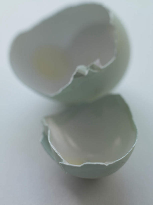 无人,竖图,俯视,室内,特写,白天,白色背景,餐桌,桌子,阴影,反射,影子,蛋,蛋壳,鸡蛋,一个,拨开,摄影,影棚,单个,餐台,卵,彩图,高角度拍摄,影棚拍摄,拍摄