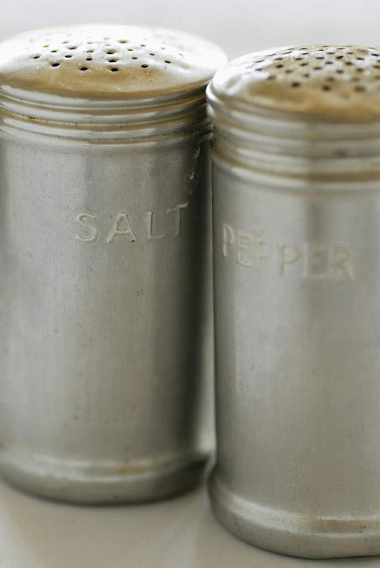 无人,竖图,俯视,室内,特写,白天,餐桌,桌子,金属制品,阴影,反射,金属,罐子,影子,调料,调味,香料,佐料,调味品,调味料,两个,瓶子,餐台,配料,作料,胡椒,彩图,高角度拍摄