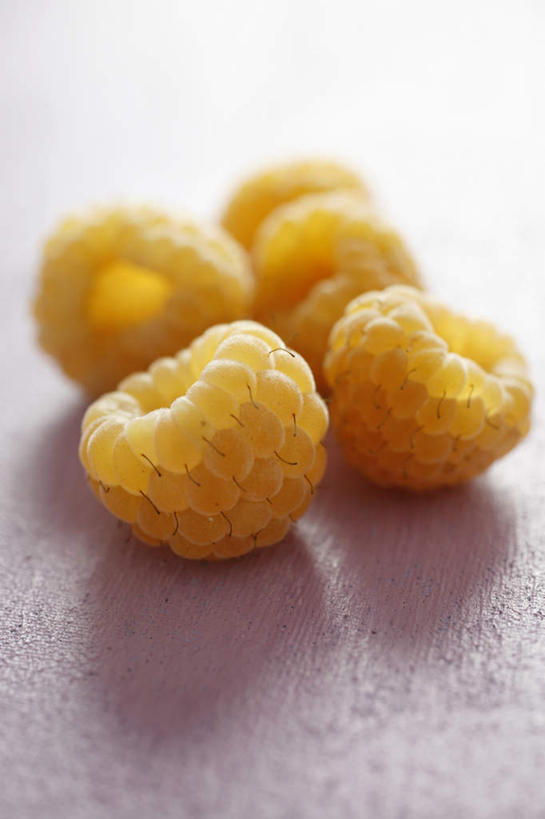 无人,竖图,俯视,室内,特写,白天,餐桌,桌子,浆果,水果,五个,许多,阴影,朦胧,模糊,新鲜,光线,影子,桑葚,桑椹,生食,食品,果实,食物,黄色,覆盆子,有机食品,绿色食品,餐台,熊果,熊梅,熊葡萄,彩图,高角度拍摄