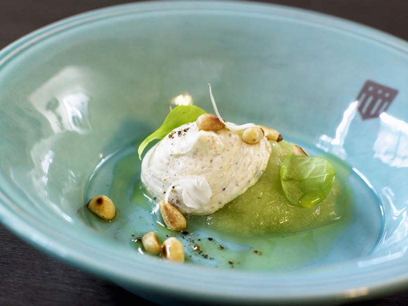 点心,奶酪,无人,横图,俯视,室内,特写,白天,植物,餐具,叶子,许多,阴影,光线,碟子,盘,纹理,影子,香料,干酪,起司,食品,冰激凌,甜点,甜品,绿叶,草药,芝士,很多,清凉,营养,慕斯蛋糕,松子,松子仁,中药,食物,糕点,一个,绿色,盘子,碟,甜食,冷饮,零食,香草,舒服,嫩叶,乳酪,冰淇淋,摄影,影棚,单个,慕斯,解暑,罗勒,松仁,乳制品,解渴,紫苏,药材,中草药,雪糕,发酵,舒爽,九层塔,圣约瑟夫草,甜罗勒,兰香,中药材,本草,肌理,松籽仁,冰糕,消暑,叶,叶片,叶脉,彩图,高角度拍摄,影棚拍摄,拍摄