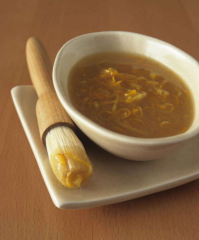 无人,竖图,俯视,室内,特写,白天,餐桌,桌子,餐具,阴影,光线,碟子,盘,影子,陶瓷,调料,酱料,酱汁,佐料,陶瓷制品,调味品,调味料,酱,三个,盘子,容器,刷子,碟,碗,餐台,储藏,储存,沙茶酱,彩图,高角度拍摄,贮存