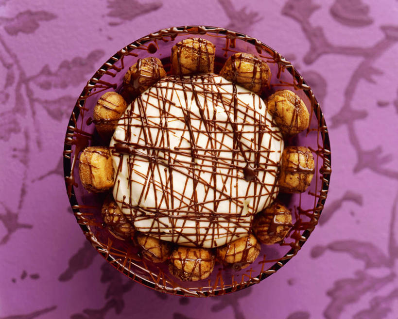 无人,横图,俯视,室内,特写,白天,餐桌,桌子,阴影,朦胧,模糊,光线,影子,食品,糖,糖果,甜点,甜品,提拉米苏,食物,紫色,果酱,甜食,巧克力,餐台,朱古力,果子酱,彩图,高角度拍摄,蛋糕