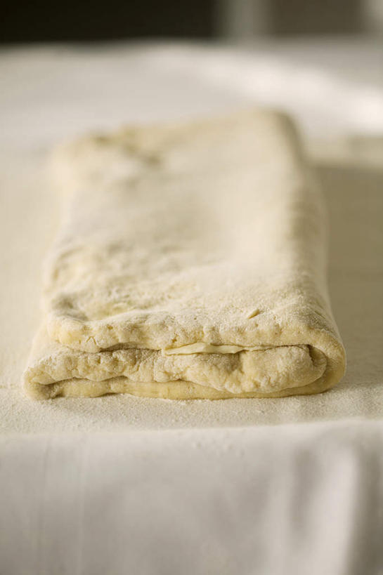 无人,竖图,俯视,室内,特写,白天,餐桌,桌子,阴影,光线,布料,粉末,影子,面饼,面粉,黄油,粮食,布纹,桌布,一个,餐巾,台布,粉,单个,餐台,农产品,乳制品,白脱油,原材料,粉状,乳脂,彩图,高角度拍摄