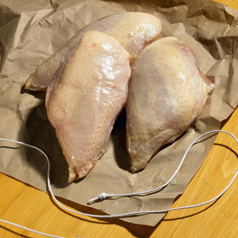 无人,方图,俯视,室内,特写,白天,餐桌,桌子,阴影,光线,包装,包装纸,影子,纸,鸡肉,肉,纸张,肉类,三个,绳子,餐台,绳索,包装材料,牛皮纸,肉食,彩图,高角度拍摄