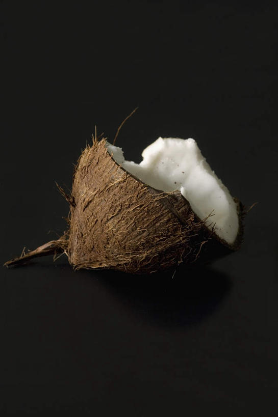 无人,竖图,俯视,室内,特写,白天,椰子,水果,切开,阴影,黑色背景,新鲜,光线,影子,生食,食品,果实,半个,食物,白色,切,一半,摄影,有机食品,绿色食品,影棚,剖面,切面,大椰,胥余,椰瓢,越王头,彩图,高角度拍摄,影棚拍摄,拍摄