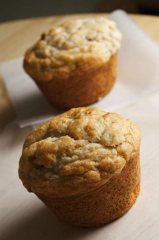 点心,无人,竖图,俯视,室内,特写,白天,下午茶,餐桌,桌子,香蕉,阴影,光线,包装纸,影子,食品,褐色,松饼,食物,糕点,两个,餐台,玛芬蛋糕,甘蕉,彩图,高角度拍摄