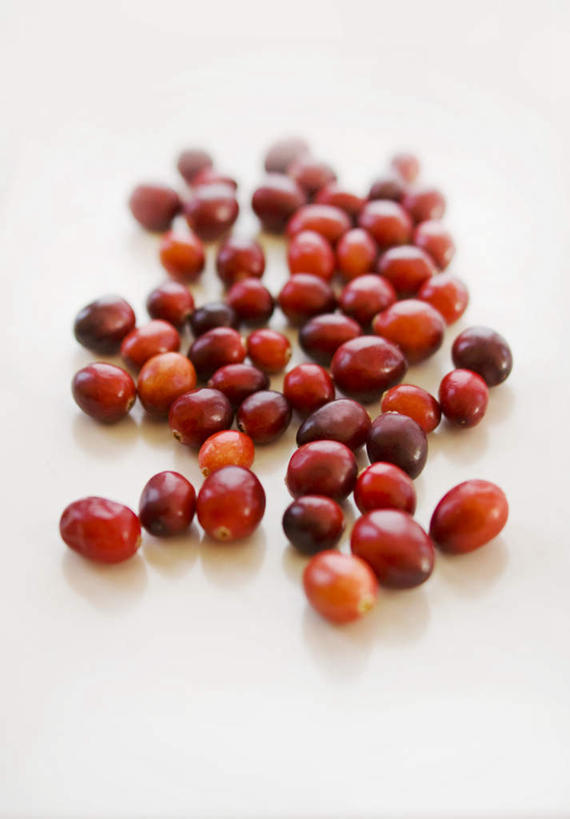 无人,竖图,俯视,室内,特写,白天,白色背景,浆果,水果,一排,许多,阴影,新鲜,整齐,光线,影子,生食,食品,果实,很多,食物,排列,红色,摄影,有机食品,绿色食品,影棚,曼越桔,蔓越橘,小红莓,队列,酸莓,彩图,高角度拍摄,影棚拍摄,拍摄