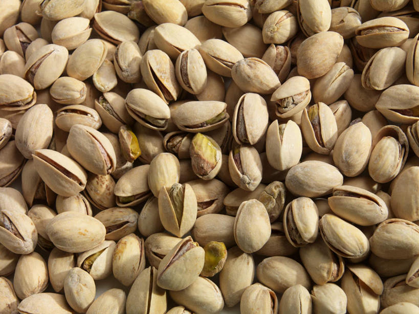 无人,横图,俯视,室内,特写,白天,餐桌,桌子,一堆,许多,阴影,堆叠,堆积,光线,影子,坚果,很多,干果,餐台,堆,无名子,开心果,胡棒子,绿仁果,彩图,高角度拍摄