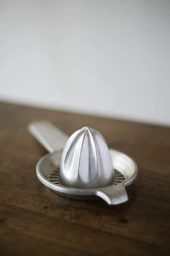 无人,竖图,俯视,室内,特写,白天,餐桌,桌子,金属制品,阴影,朦胧,模糊,光线,金属,影子,银色,榨汁机,一个,单个,餐台,手动榨汁机,彩图,高角度拍摄