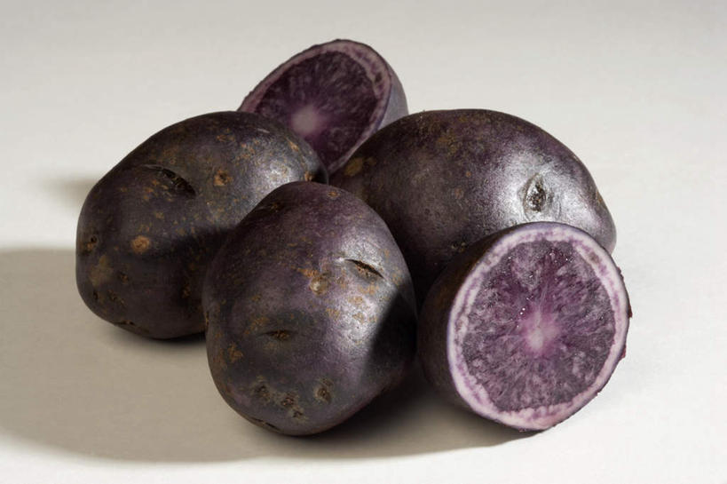 无人,横图,俯视,室内,特写,白天,白色背景,蔬菜,土豆,五个,许多,切开,阴影,新鲜,光线,影子,食品,食物,切,摄影,有机食品,绿色食品,影棚,剖面,切面,馍馍蛋,黑土豆,紫土豆,洋芋,山药蛋,马铃薯,彩图,高角度拍摄,影棚拍摄,拍摄