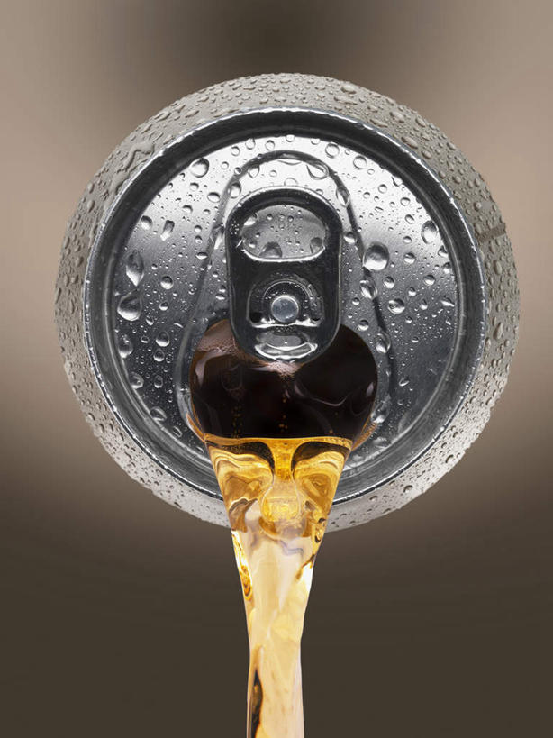 啤酒,无人,竖图,俯视,室内,特写,白天,餐桌,桌子,金属制品,倒,阴影,飞溅,溅,光线,金属,包装,罐子,液体,影子,水滴,酒类,酒,水珠,饮料,一个,容器,流动,单个,餐台,易拉罐,喷洒,一罐,彩图,高角度拍摄