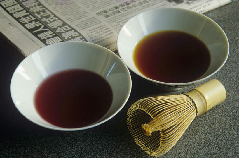 无人,横图,俯视,室内,特写,白天,阅读,幸福,餐桌,茶,桌子,报纸,杯子,学习,阴影,朦胧,模糊,光线,标志,文字,影子,字符,陶瓷,茶叶,陶瓷制品,两杯,娱乐,标识,两个,茶具,水杯,看,享受,休闲,温馨,汉字,放松,乐趣,浏览,餐台,茶筅,提神,舒适,中文,醒脑,茶叶搅拌器,国文,华文,马黛茶,茶杯,彩图,高角度拍摄