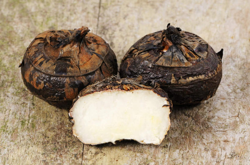 无人,横图,俯视,室内,特写,白天,餐桌,桌子,蔬菜,切开,阴影,朦胧,模糊,新鲜,光线,木制,影子,食品,食物,三个,木制品,切,荸荠,地梨,有机食品,绿色食品,餐台,马蹄,剖面,切面,地栗,凫茈,菩荠,乌芋,彩图,高角度拍摄