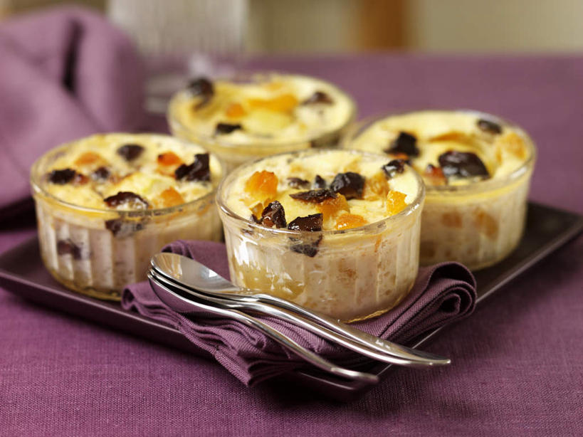 点心,无人,横图,俯视,室内,特写,白天,餐桌,桌子,苹果,杯子,餐具,水果,阴影,朦胧,模糊,新鲜,光线,布料,碟子,盘,影子,勺子,生食,食品,甜点,甜品,果实,布纹,玻璃制品,桌布,食物,糕点,黄色,紫色,盘子,餐巾,水杯,调羹,碟,台布,汤匙,甜食,奶油,四个,有机食品,绿色食品,餐台,乳制品,蛋羹,激凌,克林姆,淇淋,玻璃杯,彩图,高角度拍摄