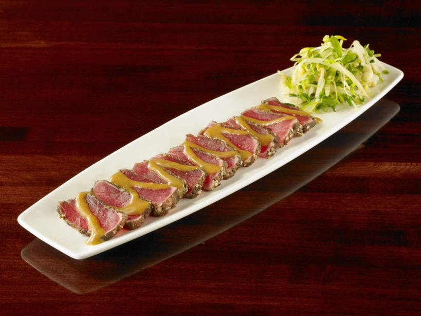 海鲜,生鱼片,无人,横图,俯视,室内,特写,白天,餐桌,桌子,餐具,叶子,一排,阴影,朦胧,模糊,整齐,装饰,光线,碟子,盘,影子,肉,鱼肉,鱼片,绿叶,鲔鱼,水产,金枪鱼,肉类,海洋生物,排列,一个,盘子,碟,嫩叶,单个,餐台,华丽,修饰,点缀,配菜,吞拿鱼,队列,水生动物,海产品,水生物,肉食,海底动物,衬托,美观,雅致,雅观,沙西米,叶,叶片,彩图,高角度拍摄,刺身