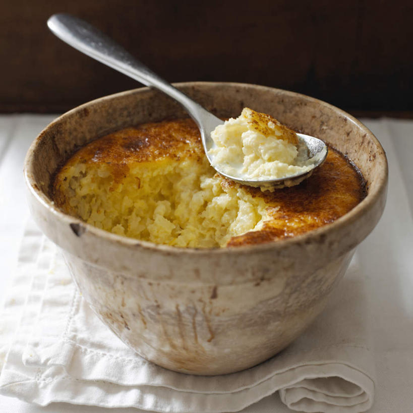 点心,无人,横图,俯视,室内,特写,白天,餐桌,桌子,阴影,光线,布料,影子,勺子,谷类,谷物,食品,甜点,甜品,米,布纹,大米,桌布,食物,糕点,一个,黄色,餐巾,调羹,台布,汤匙,甜食,单个,餐台,米糕,彩图,高角度拍摄