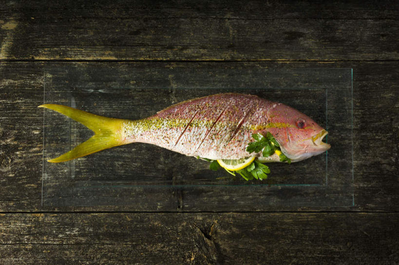 海鲜,无人,横图,俯视,室内,特写,白天,餐桌,桌子,叶子,一条,阴影,装饰,光线,鱼,影子,调味,香料,佐料,绿叶,水产,鱼类,海洋生物,嫩叶,餐台,华丽,修饰,点缀,配菜,配料,水生动物,海产品,笛鲷,水生物,海底动物,作料,衬托,美观,雅致,雅观,四带笛鲷,叶,叶片,彩图,高角度拍摄,全身