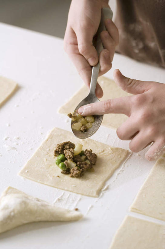 面食,儿童,手,一个人,站,竖图,俯视,室内,特写,白天,中餐,纯洁,餐桌,桌子,蔬菜,仅一个男性,仅一个人,阴影,新鲜,光线,影子,勺子,料理,食品,饺子,面点,注视,小吃,食物,小孩,调羹,汤匙,观察,看,站着,仅一个小孩,手部,中式,可爱,童年,童趣,有机食品,绿色食品,餐台,观看,面皮,察看,关注,童真,水饺,烂漫,无邪,馅料,天真,男孩,男人,男性,孩子,站立,半身,彩图,高角度拍摄,男生