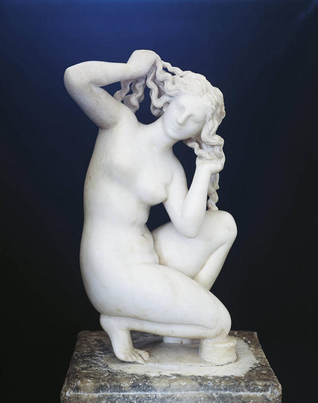 裸体,无人,蹲,竖图,雕塑,黑色背景,雕像,大理石,历史,古代,一个,摄影,宗教,单个,爱神,古希腊,古代文明,美术工艺,长发,彩图,影棚拍摄,过去