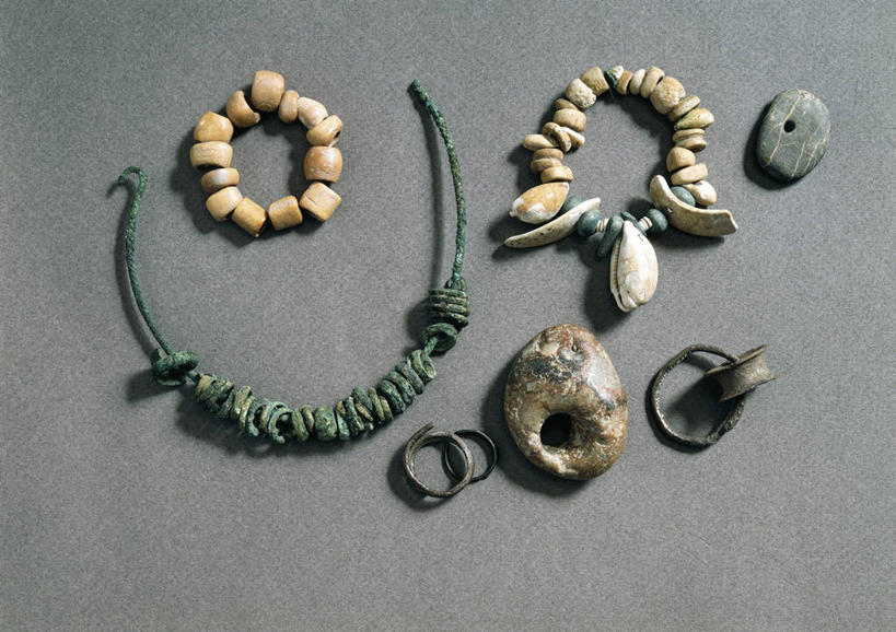 无人,横图,项链,珠宝,灰色背景,古代,灰色,戒指,摄影,手镯,青铜,古代文明,美术工艺,史前时代,彩图,影棚拍摄