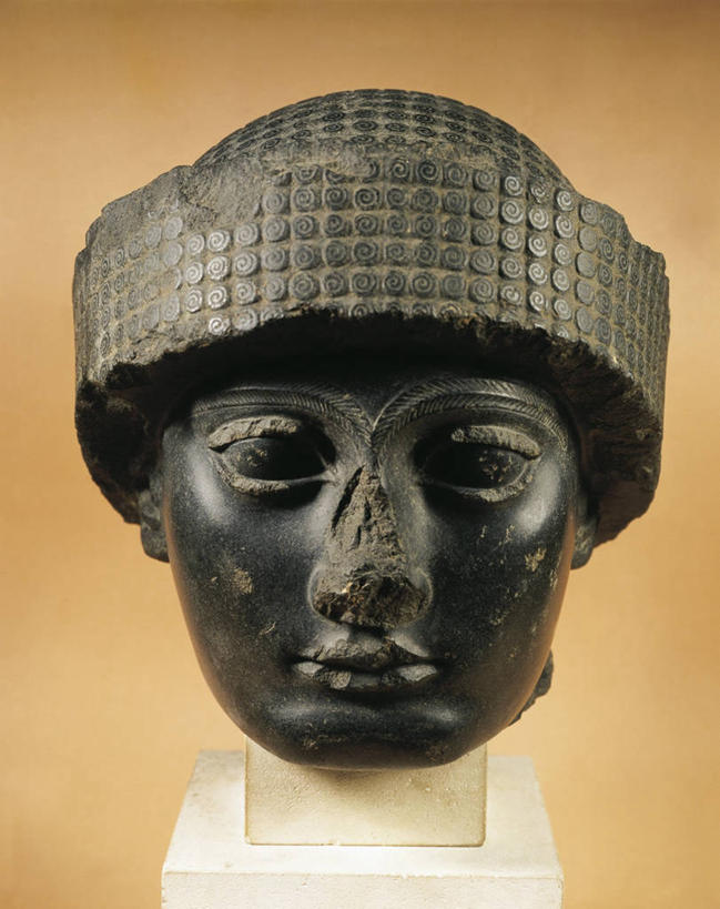 头,无人,竖图,正面,雕塑,标志,符号,破坏,标识,破损,古代,一个,人体,摄影,褐色背景,单个,损坏,性别符号,古代文明,美术工艺,头部,彩图,影棚拍摄,闪长岩,男性符号,过去