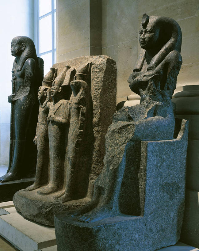 无人,竖图,室内,白天,雕塑,一排,神话,整齐,标志,符号,历史,破坏,文化,标识,破损,排列,三个,摄影,损坏,考古学,队列,传说,守护神,性别符号,古埃及文明,古代文明,荷鲁斯,美术工艺,法老守护神,埃及神话,彩图,神,男性符号,奈芙蒂斯,过去