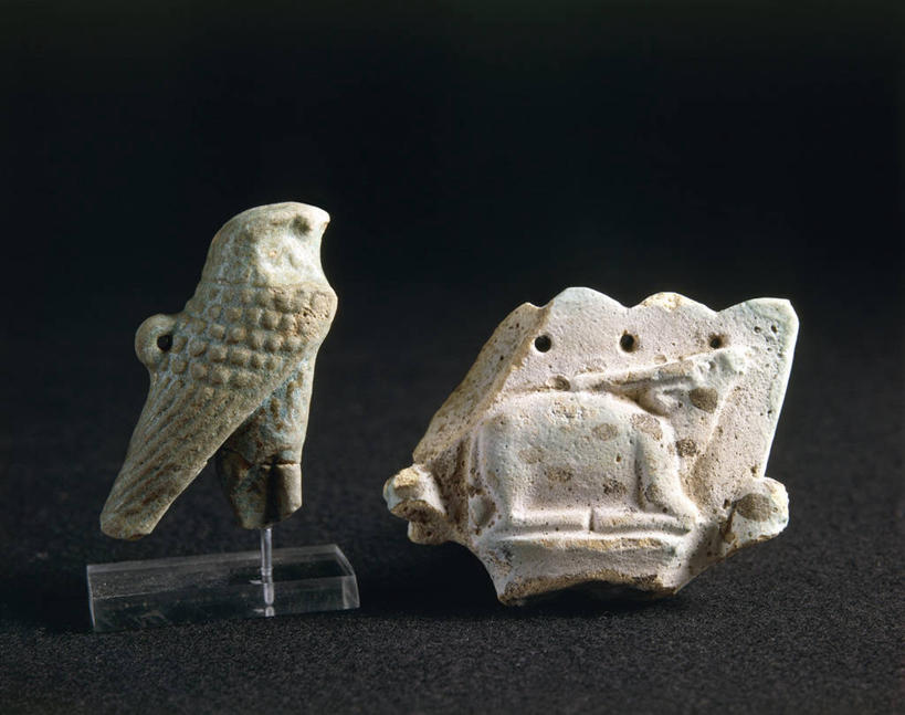 无人,横图,野生动物,雕塑,黑色背景,神话,鸟类,雕像,文化,古代,两个,摄影,宗教,考古学,传说,长角羚,守护神,古埃及文明,古代文明,荷鲁斯,项坠,美术工艺,法老守护神,埃及神话,老鹰,彩图,影棚拍摄,神,过去