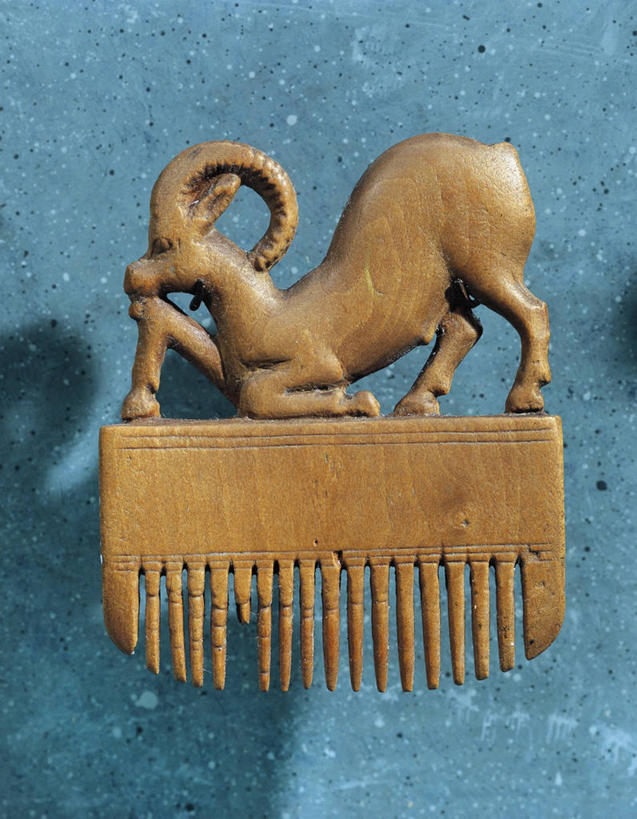 无人,竖图,野生动物,羊,蓝色背景,木制,梳子,历史,古代,动物,可爱,摄影,活泼,野山羊,悬羊,古埃及文明,古代文明,美术工艺,山羊,彩图,影棚拍摄,西伯利亚北山羊,过去