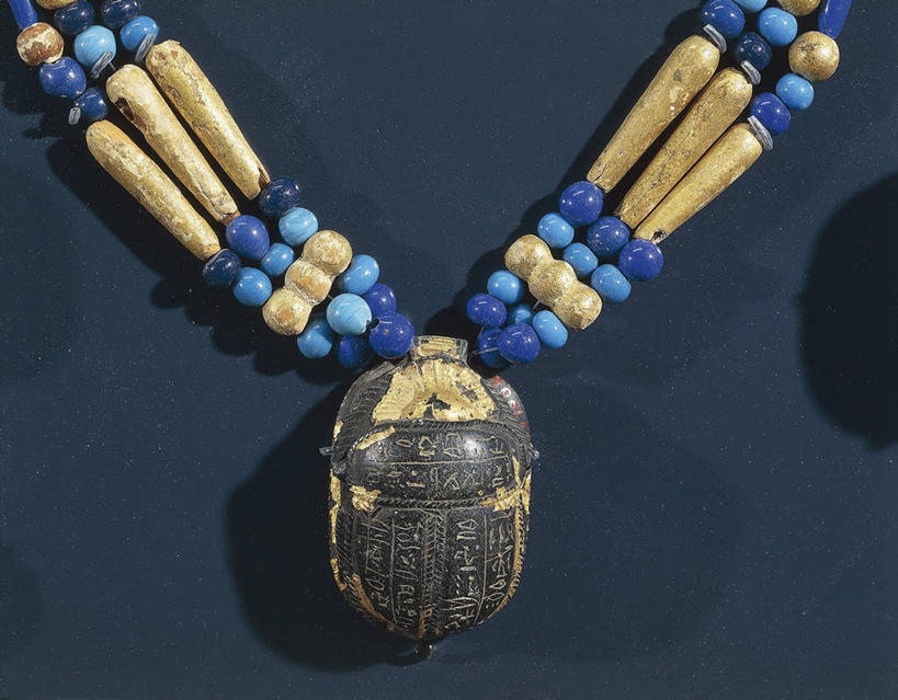 无人,横图,项链,珠宝,蓝色背景,天牛,珠子,历史,古代,一个,摄影,单个,部分,象形文字,古埃及文明,古代文明,圣甲虫,美术工艺,彩图,影棚拍摄,过去