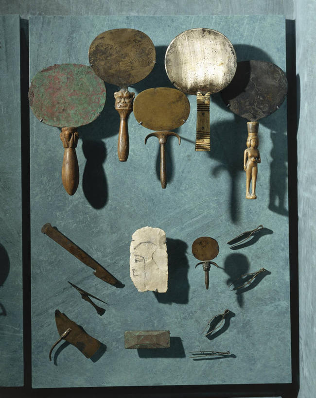 无人,竖图,许多,蓝色背景,镊子,很多,古代,排列,摄影,多样,卫生,收集,手镜,古埃及文明,古代文明,美化,剃刀,彩图,影棚拍摄