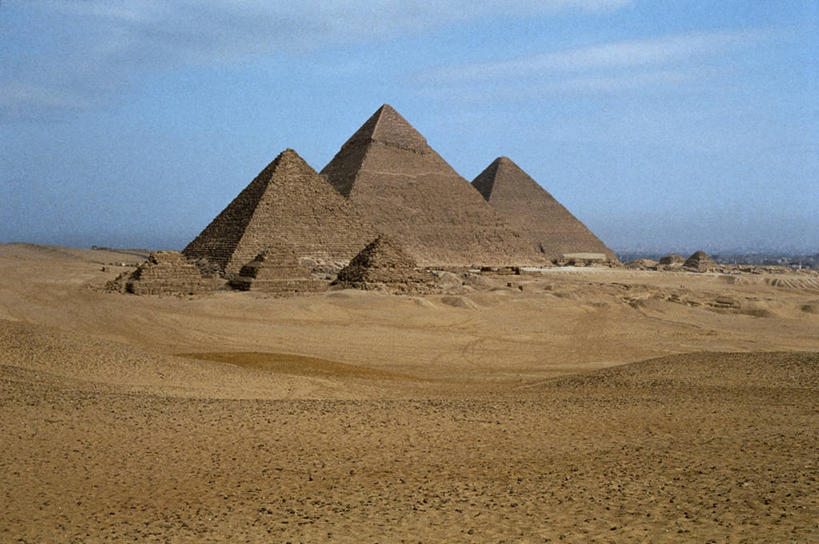 无人,横图,室外,白天,旅游,度假,名胜古迹,沙漠,地标,建筑,非洲,埃及,开罗,遗迹,首都,古迹,历史,文物,娱乐,古建筑,废墟,地标建筑,享受,休闲,旅游胜地,金字塔,放松,摄影,考古学,陵墓,中东,古文明,万里无云,吉萨,吉萨金字塔,胡夫金字塔,海夫拉金字塔,门卡乌拉金字塔,古代七大奇迹,阿拉伯埃及共和国,金字塔之国,棉花之国,古夫王金字塔,卡拉夫王金字塔,孟卡拉王金字塔,方锥形,阿非利加洲,古埃及文明,古代文明,彩图,标志性建筑,过去