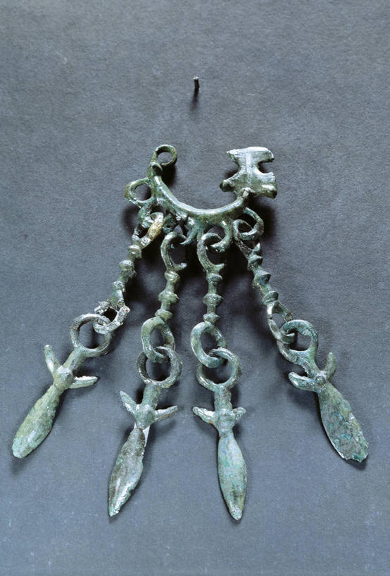 无人,竖图,特写,珠宝,阿尔巴尼亚,灰色背景,古代,灰色,人体,摄影,扣环,腓骨,古代文明,项坠,美术工艺,史前时代,彩图,影棚拍摄