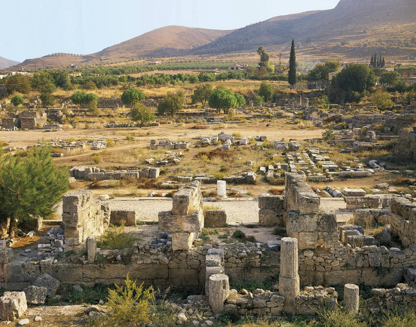 无人,横图,俯视,室外,白天,旅游,度假,美景,山,建筑,希腊,柱子,地平线,景观,辽阔,地面,历史,破坏,娱乐,破损,废墟,树,风景,自然,地标建筑,享受,休闲,广阔,景色,放松,摄影,一望无际,损坏,考古学,希腊文化,自然风光,延伸,天地相交,古希腊,无边无际,一马平川,古代文明,伯罗奔尼撒,科林斯湾,彩图,高角度拍摄,旅行,过去