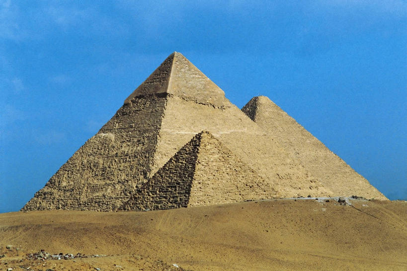 无人,横图,室外,白天,旅游,度假,美景,名胜古迹,沙漠,地标,建筑,非洲,埃及,开罗,遗迹,沙子,地形,景观,首都,古迹,历史,文物,娱乐,古建筑,三个,风景,自然,地标建筑,享受,休闲,旅游胜地,景色,金字塔,放松,摄影,陵墓,中东,自然风光,古文明,万里无云,吉萨,吉萨金字塔,胡夫金字塔,海夫拉金字塔,门卡乌拉金字塔,古代七大奇迹,阿拉伯埃及共和国,金字塔之国,棉花之国,古夫王金字塔,卡拉夫王金字塔,孟卡拉王金字塔,方锥形,阿非利加洲,古埃及文明,古代文明,彩图,旅行,标志性建筑,过去