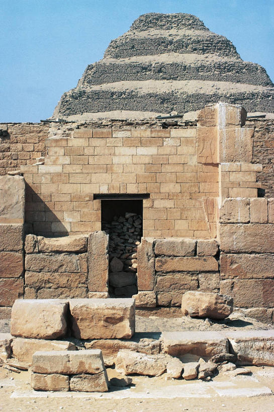 无人,竖图,室外,白天,正面,旅游,度假,名胜古迹,地标,建筑,非洲,埃及,遗迹,古迹,历史,文物,娱乐,古建筑,石墙,废墟,地标建筑,享受,休闲,旅游胜地,金字塔,放松,摄影,死亡,考古学,中东,古文明,萨卡拉,万里无云,古代七大奇迹,阿拉伯埃及共和国,金字塔之国,棉花之国,阿非利加洲,古埃及文明,古代文明,灵性,阶梯金字塔,塞加拉,圣卡拉梯形金字塔,彩图,标志性建筑,过去,左塞尔金字塔