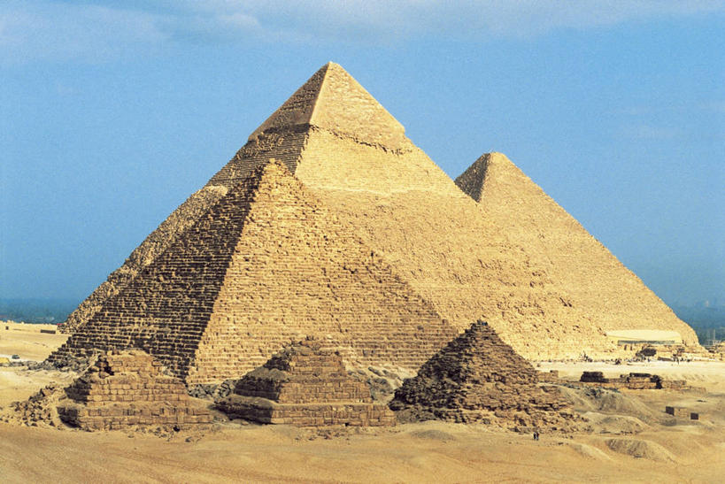 无人,横图,室外,白天,旅游,度假,名胜古迹,沙漠,地标,建筑,非洲,埃及,遗迹,首都,古迹,历史,文物,娱乐,古建筑,地标建筑,享受,休闲,旅游胜地,金字塔,放松,摄影,陵墓,中东,古文明,吉萨,吉萨金字塔,胡夫金字塔,海夫拉金字塔,门卡乌拉金字塔,古代七大奇迹,阿拉伯埃及共和国,金字塔之国,棉花之国,古夫王金字塔,卡拉夫王金字塔,孟卡拉王金字塔,方锥形,阿非利加洲,古埃及文明,古代文明,史前时代,彩图,标志性建筑