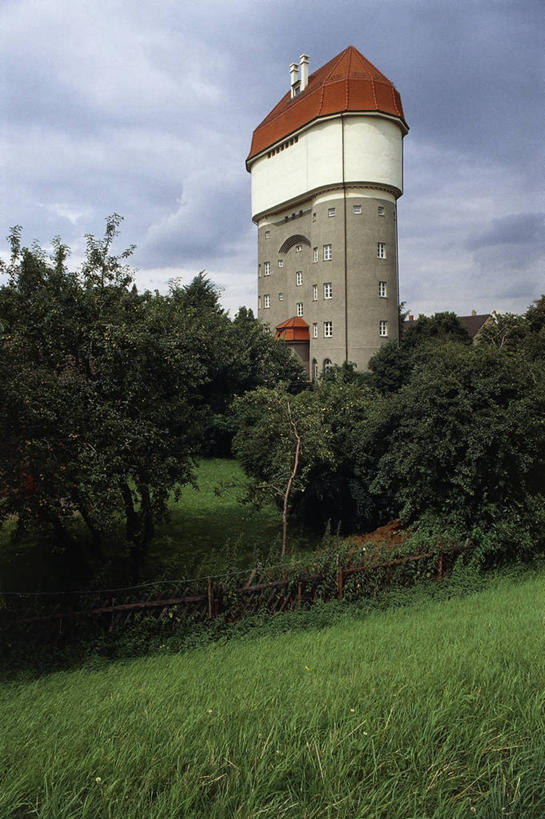 无人,竖图,室外,白天,仰视,草地,多云,建筑,德国,欧洲,水塔,历史,树,地标建筑,工业,摄影,西欧,德国文化,德意志联邦共和国,北威州,北莱茵.威斯特法伦州,杜伊斯堡,鲁尔,鲁尔工业区,鲁尔区,彩图,低角度拍摄,过去