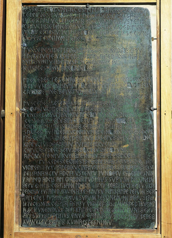 无人,竖图,正面,意大利,一排,整齐,文字,药丸,历史,古代,排列,一个,摄影,宗教,单个,队列,青铜,古代文明,翁布里亚大区,美术工艺,古比奥,彩图,影棚拍摄,过去