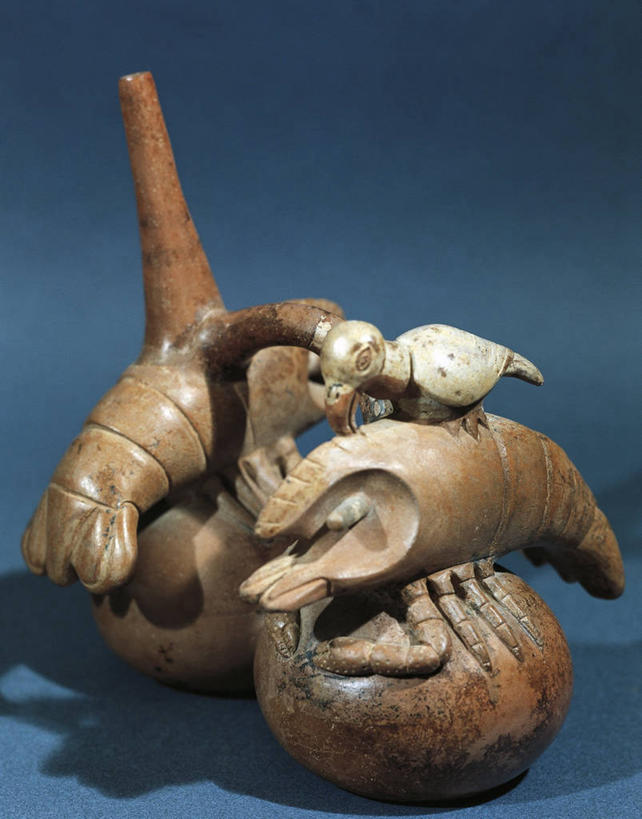 无人,竖图,花瓶,蓝色背景,虾,陶瓷制品,两个,摄影,口哨,古代文明,美术工艺,彩图,影棚拍摄