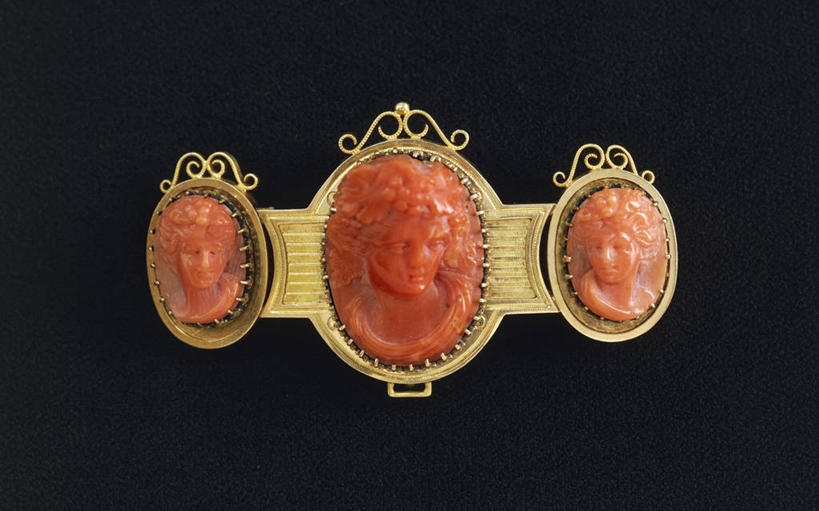 无人,横图,特写,珠宝,黑色背景,神话,标志,符号,珊瑚,标识,一个,红色,摄影,单个,胸针,性别符号,酒神狄俄尼索斯,美术工艺,彩图,影棚拍摄,男性符号,浮雕宝石