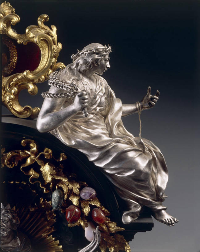 无人,竖图,特写,雕塑,灰色背景,艺术,装饰,标志,雕刻,雕像,符号,历史,标识,古代,工艺品,摄影,纪念,美术,基督教,主题,陈列,青铜,功能,美学,性别符号,圣人,美术工艺,彩图,影棚拍摄,乌木,男性符号,贵重宝石