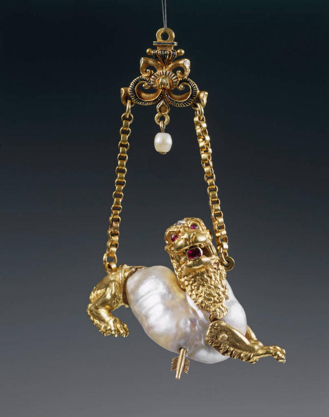 无人,竖图,特写,狮子,珐琅,珠宝,灰色背景,珍珠,文艺复兴,历史,一个,灰色,摄影,单个,华贵,红宝石,项坠,美术工艺,彩图,影棚拍摄