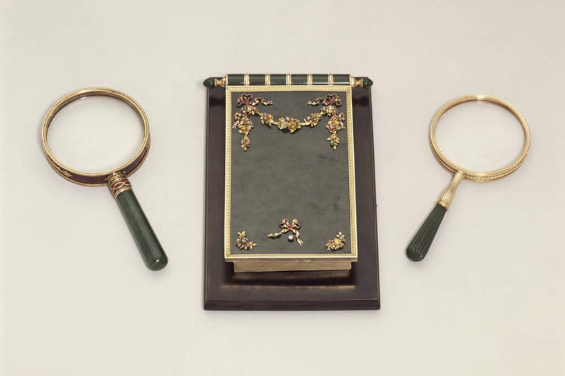 无人,办公室,横图,俯视,灰色背景,放大镜,办公用品,历史,三个,灰色,笔记本,摄影,玉器,高雅,华贵,美术工艺,彩图,高角度拍摄,影棚拍摄,贵重宝石