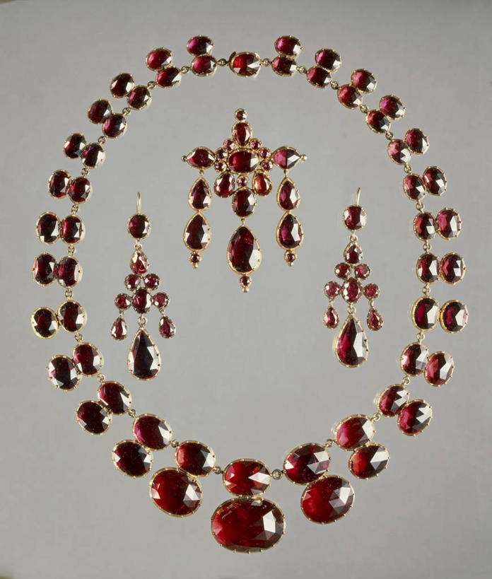 无人,竖图,项链,珠宝,灰色背景,历史,排列,灰色,四个,摄影,胸针,复杂,华贵,18世纪,耳饰,美术工艺,石榴石,彩图,影棚拍摄