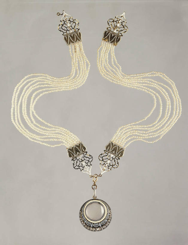 无人,竖图,项链,珐琅,珠宝,灰色背景,珍珠,历史,钻石,一个,灰色,摄影,单个,复杂,华贵,项坠,美术工艺,彩图,影棚拍摄