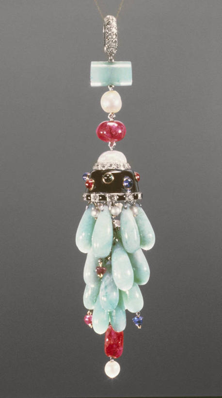 无人,竖图,特写,珠宝,吊挂,悬挂,紫色背景,挂,钻石,一个,紫色,摄影,单个,胸针,法国文化,项坠,美术工艺,蓝宝石,彩图,影棚拍摄,缟玛瑙,卡地亚