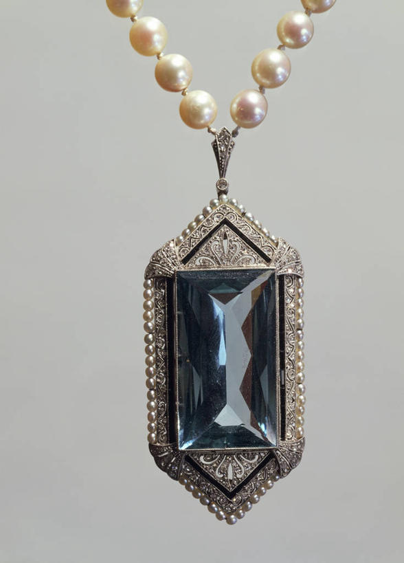 无人,竖图,特写,珠宝,蓝色背景,珍珠,钻石,一个,摄影,单个,项坠,美术工艺,彩图,影棚拍摄,缟玛瑙,绿玉,贵重宝石